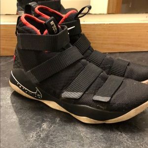 Nike Lebron zoom soldiers 11